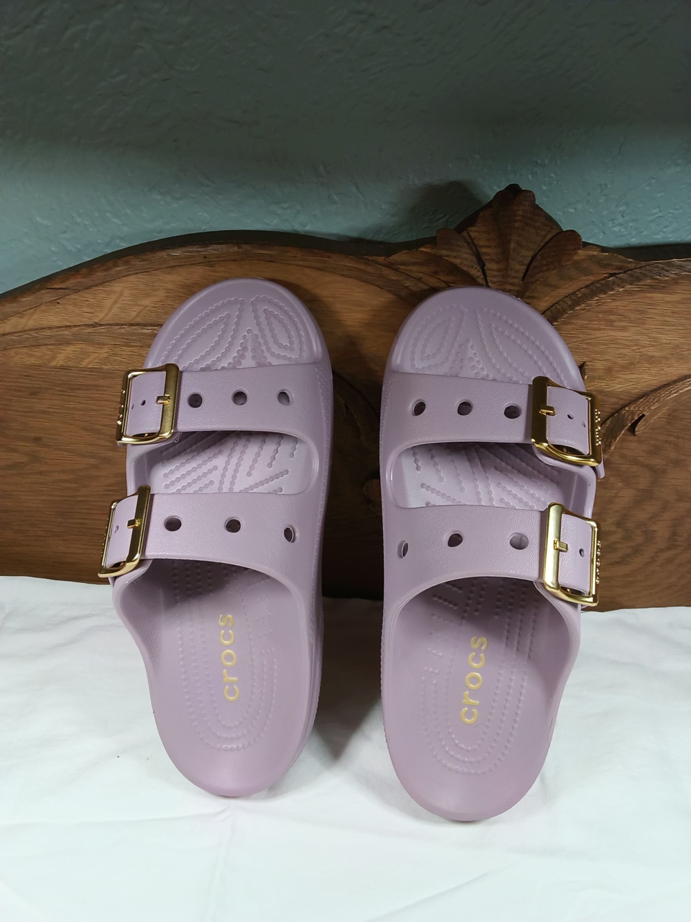 CROCS Saturday Sandal with Gold Buckle Dusty Lilac Size 7 EUC